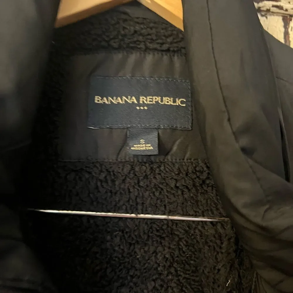 Banana Republicublic black puffer vest. Women’s size smallll. Alternative down.